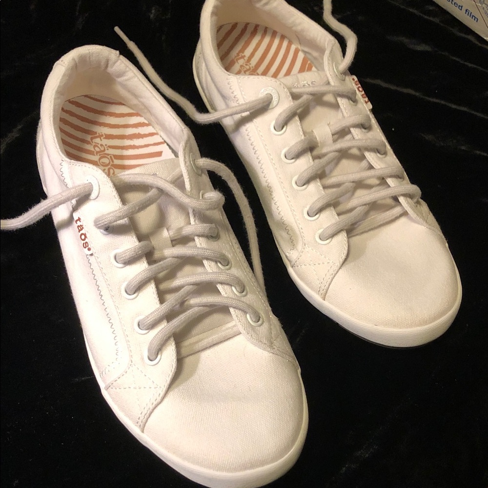 Taos Womens Star Canvas Sneakers 10.   EC